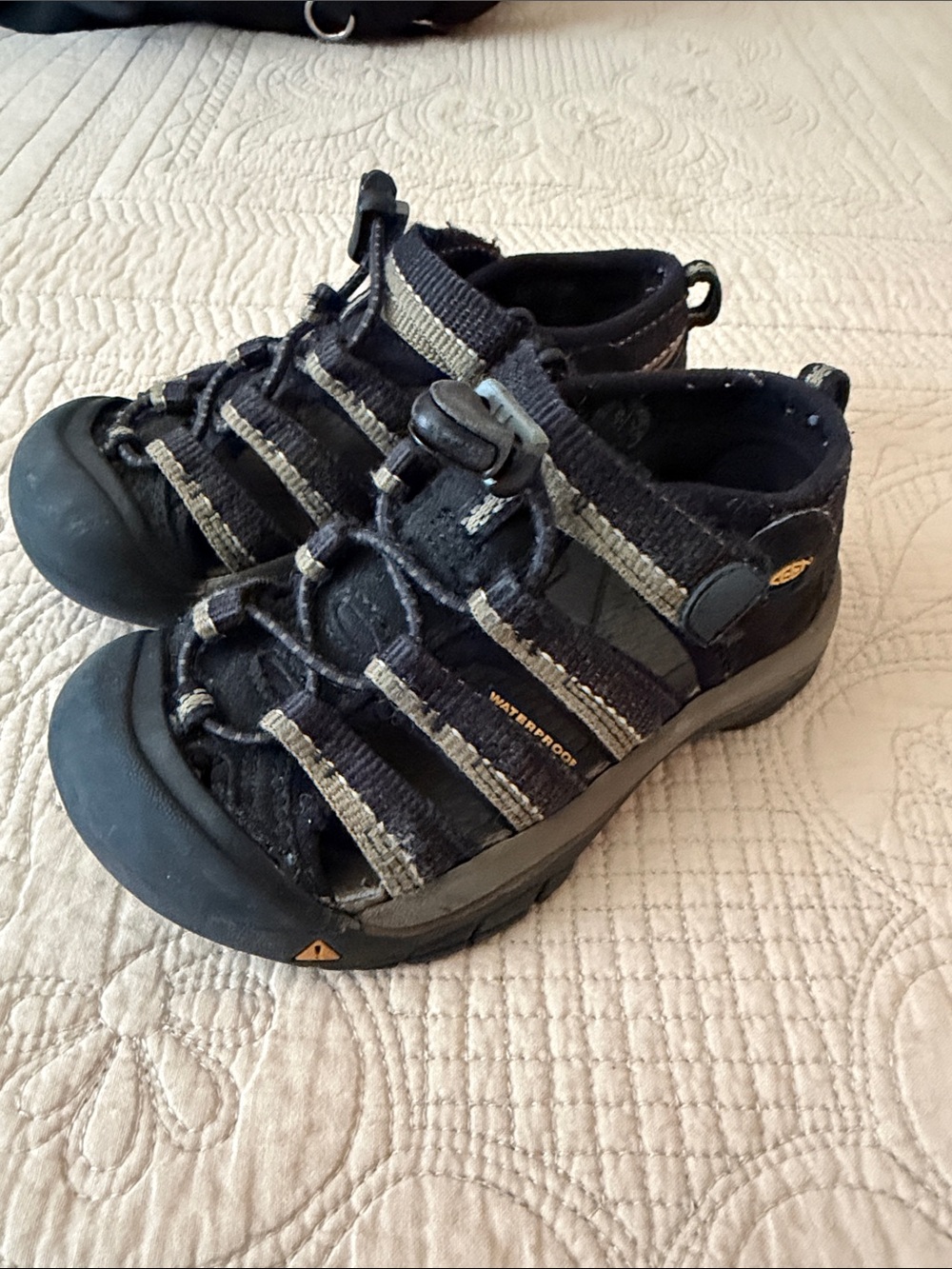 KEEN Kids Black and Gray Closed-Toe Water-Resistant Sandals size 10